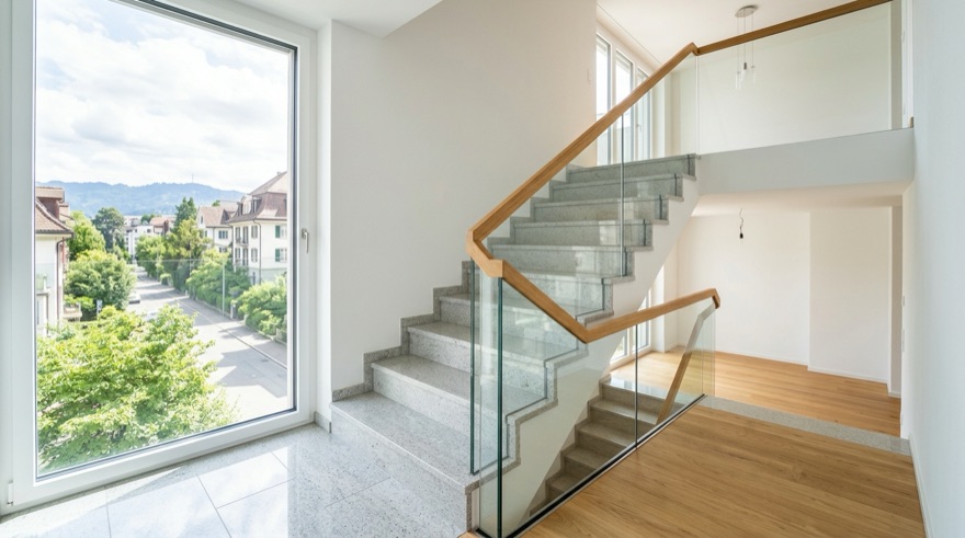Frisch gereinigtes Treppenhaus in einem Mehrfamilienhaus